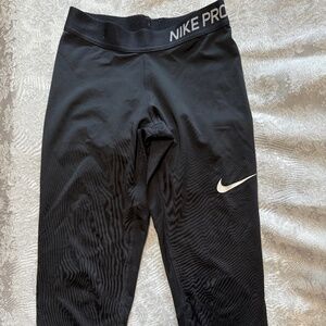 Girls Nike pro compression cropped legging